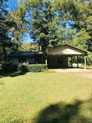 Riverfront House near Cow Shoals - King bed & WiFi - Hot Tub