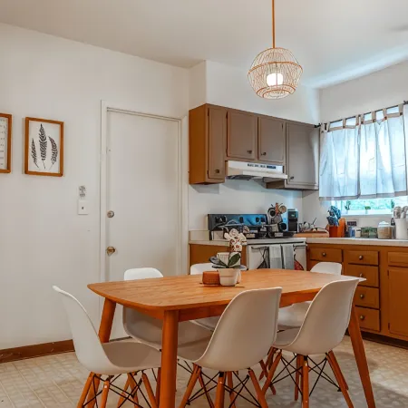 East Rock Gem: 5 min to Yale, King Bed, Fast WiFi & Parking