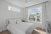 Spacious 4 Bedroom House in Charming Downtown Raleigh with Amazing Views! - 5-Star
