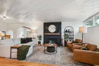 Spacious Cozy Family Home w/ Hot Tub, Private Yard, Fire Pit - キッチン