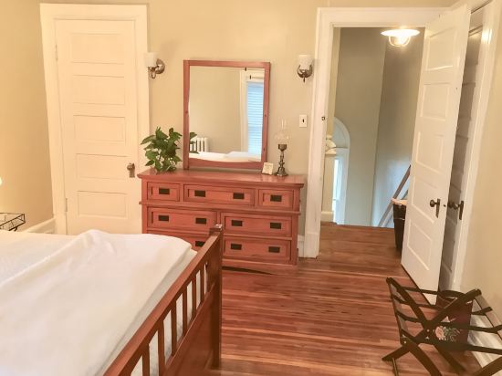 Charming 2nd floor unit in historic district