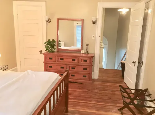 Charming 2nd floor unit in historic district - homestay