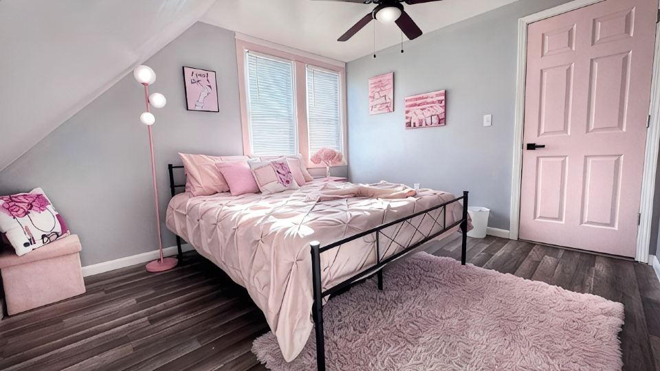 Pink Paradise! Cozy Getaway near SU!