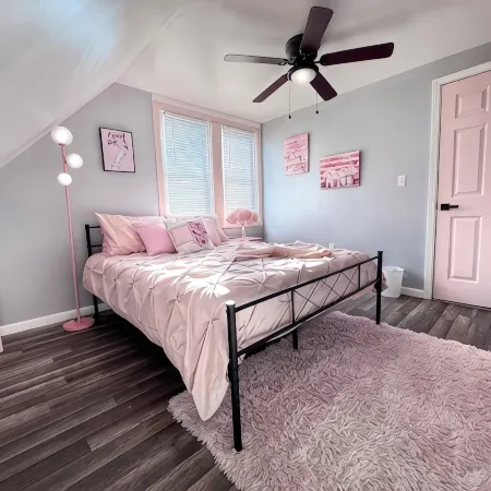 Pink Paradise! Cozy Getaway near SU!