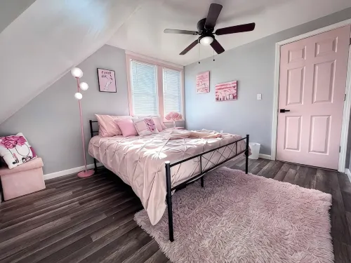 Pink Paradise! Cozy Getaway near SU! - 3-Star