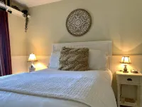 Private Suite with separate entrance and private bath - Wi-Fi