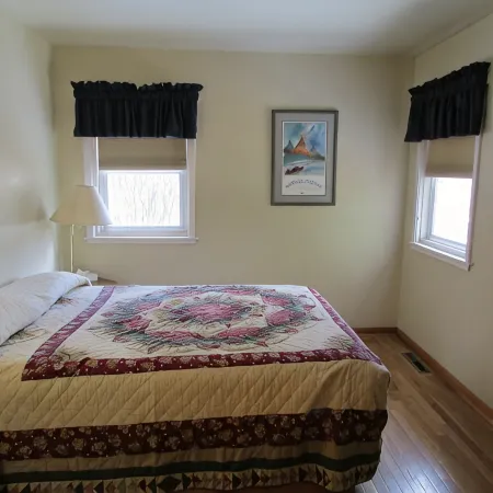 Old Town Cottage: Nestled on a forested hillside on the edge of Hill City