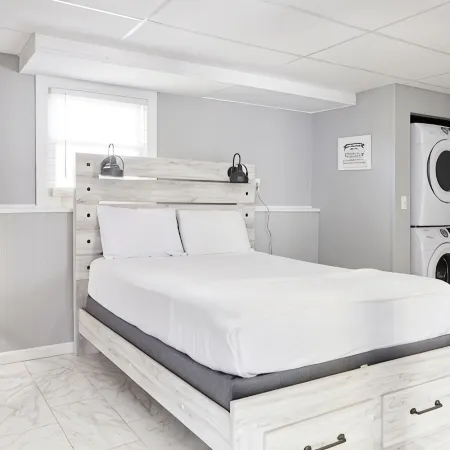 MINI PALACE @ MYSTIC SEAPORT & AQUARIUM: 5 QUEEN BEDS 1 BUNK BED