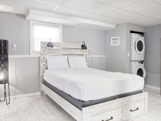 Along the Mystic River @ Seaport & Aquarium: 5 Queen Beds 1 Bunk Bed