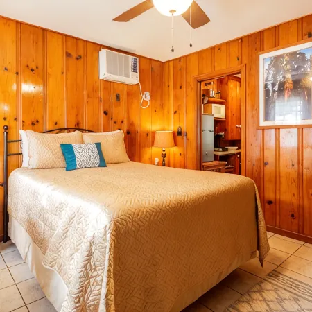 Romantic Couples Cabin near Park Gate Entrance to Sequoia Nat'l Park