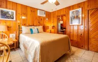 Romantic Couples Cabin near Park Gate Entrance to Sequoia Nat'l Park