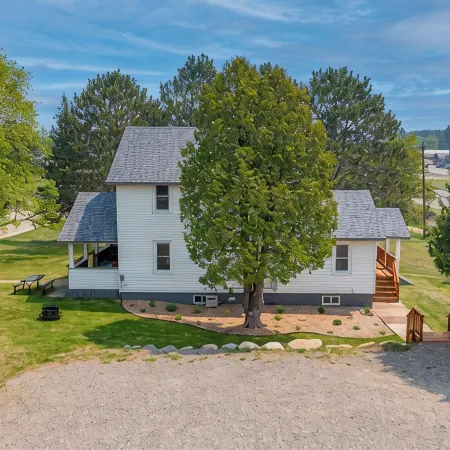Ely Group Retreat 5 Bedrooms, 3 Bath, Huge Lawn