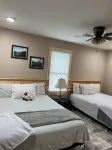 Beautiful Cabin with View of Private Lake, Hot Tub, Fire Pit & Outdoor Swings!