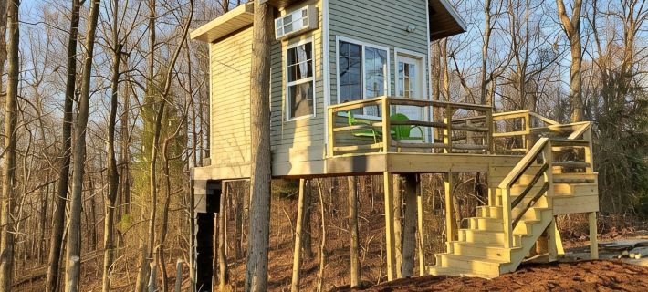 Charming Treehouse with Lake View and Access Отели в г. Дэвиесс Каунти