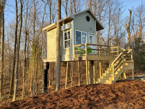 Charming Treehouse with Lake View and Access - 3-Star