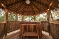 Blue Jay Yurt/Private Hot Tub/Cold A/C!! /River Access/Close to Town! - Hytter