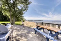 Charming 3-bedroom lakefront house with large yard and sandy beach - Beach