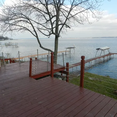 1 bed/ba lakeside cottage, large deck, west side of Seneca Lake. Pet Friendly!