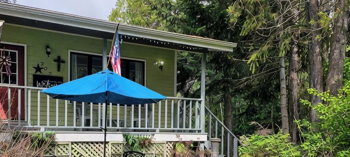 COZY FAMILY FRIENDLY RETREAT-OUTDOOR LIVING-NEXT TO GLACIER-LOW CLEANING FEE コロンビア・フォールズのホテル