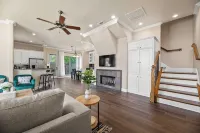 1 mi to AT&T / King Beds / Game-room / Study Desks - 4성급