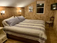 Cozy cottage 3/4 mile from Oak Bluffs harbor - 2 tähden
