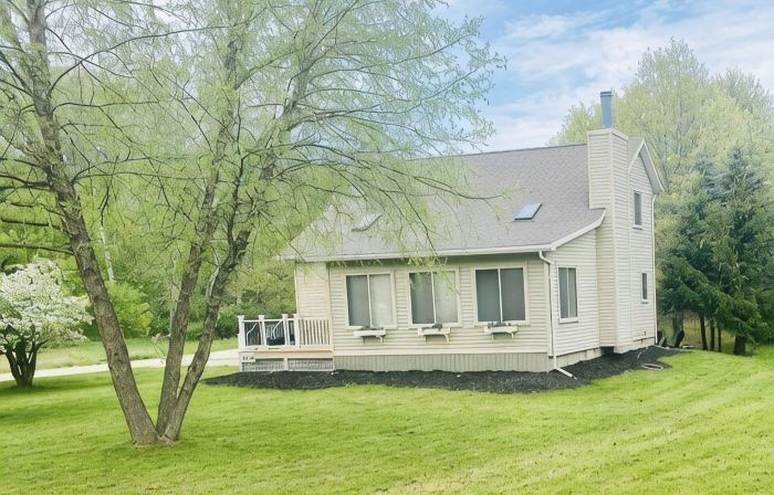 Cozy Canadian Lakes Cottage