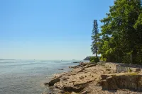 Cozy Dog Friendly House with Deck, Firepit & Fast WiFi in Heart of Bar Harbor - บังกะโล