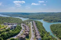 Next To SDC & Table Rock Lake. 20ft Patio. King Master 2BR 2BA.Full Size Kitchen - 4-Star