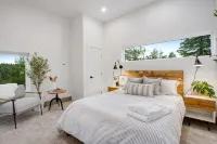 Mountain & Pond Views, Hot Tub, Loft+3BR, Stargazing, Kid + Dog Friendly - 露台