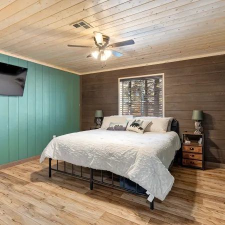 Cabin Lodge at Panguitch Lake Sleeps 18, wifi, good roads, year round access