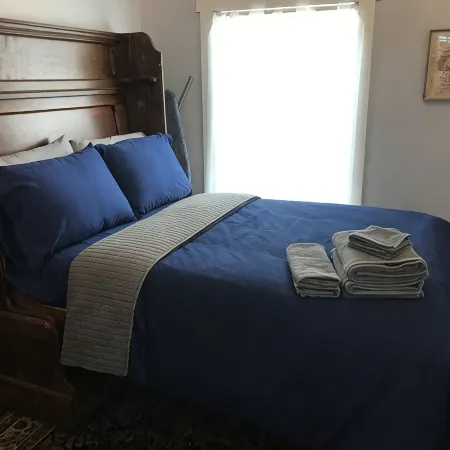 Charming cottage... 1 minute walk to Main Street. Shops, Restaurants and more..