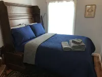 Charming cottage... 1 minute walk to Main Street. Shops, Restaurants and more.. - Wi-Fi
