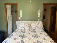 Relax at Grandma’s house with a screened in porch overlooking a private lake! - Wifi