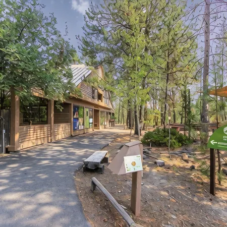 Cozy Sunriver Condo w/Pool Sharc Passes! Close to Sunriver Lodge & Shopping.