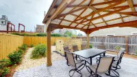 Remarkable Superdome Group Home w/Heated Pool, Parking, Patio, 8 Beds & 5 Baths - Kolam Renang Peribadi