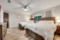 Two Game Rooms with Hot Tub - Homestays