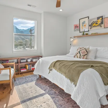 Downtown Modern 3-Bed Townhome with Bright, Upgraded Interiors & Books to read