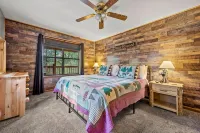 Family‑Friendly Retreat: Hot Tub, Theater + Close to Attractions - บ้านพักหลังเล็ก