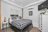 LUXURY Barn Chalet.  2 bedrooms, firepit, BBQ, loft, trails, ponds, park - Homestays