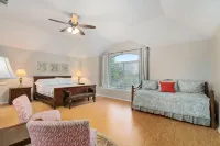 Spacious Living, BBQ, Minutes to DFW Airport, Sleep 16 - Wifi