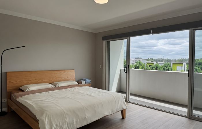 Spacious & Quiet 4BR, 3BA Home City Centre Walk to Train & Shopping