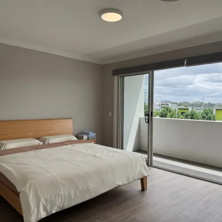 Spacious & Quiet 4BR, 3BA Home City Centre Walk to Train & Shopping