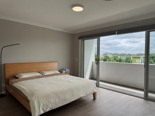 Spacious & Quiet 4BR, 3BA Home City Centre Walk to Train & Shopping - Parkplatz