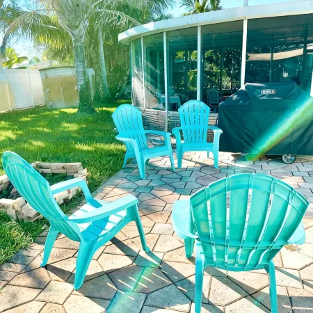 Comfortable home with King bed suite - close to Beach!