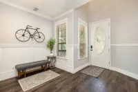 Air Conditioned 3200 sq/ft Home, New Decks & Hot Tub in the Pines. - con encanto
