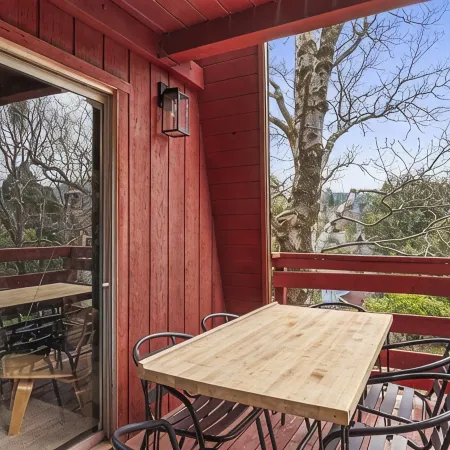 Hilltop 3-bedroom Retreat with Lake Views, AC, EV Charger at Lake Gregory