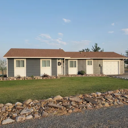High Desert Haven - A Beautiful 3 Bedroom Home with Optional RV Hookup!