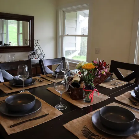 Cozy Ski House in Stowe, 5 min to village, perfect for family/friends getaway