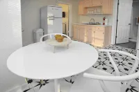 Peach by the Beach! 1 Bdrm Apt close to downtown - Wi-Fi
