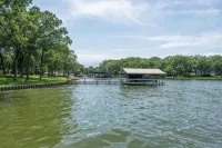 Luxury Lakefront @ Cedar Creek. Private luxury heated pool and Hot Tub! - 4-Star